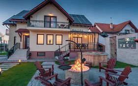 Roots Villa Redwood